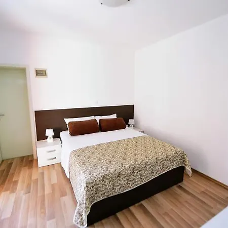 Zdjelar Apartahotel 3*