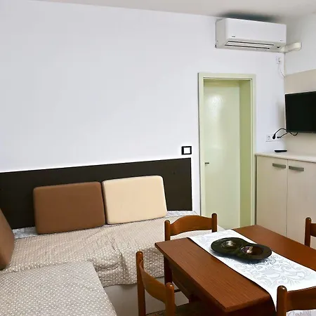 Zdjelar Apartahotel 3*
